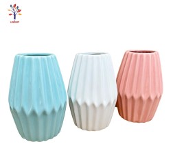 Vaza ceramica cu striatii